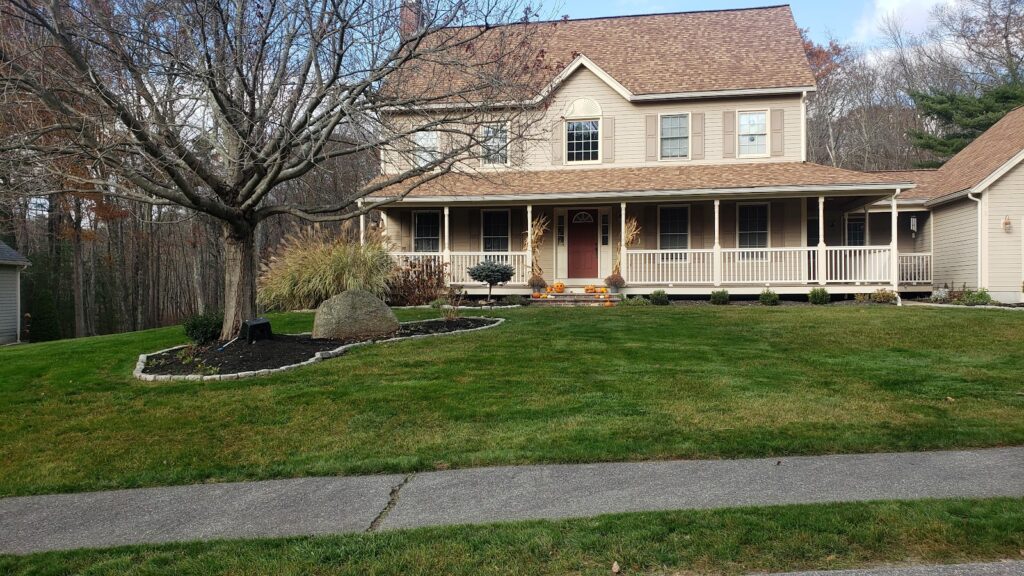 Gallery image - work by New Edge Lawns & Landscape in Woonsocket, RI